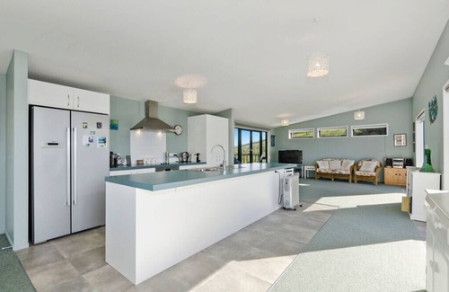 Waipu Cottage | The Blue Cottage with WiFi- Waipu Holiday Home