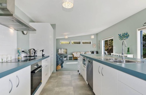 Waipu Cottage | The Blue Cottage with WiFi- Waipu Holiday Home