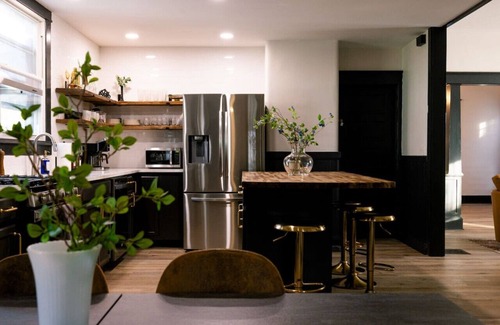 Beechmont House | The Blue Door | Urban Home | Hot Tub | Near SDF
