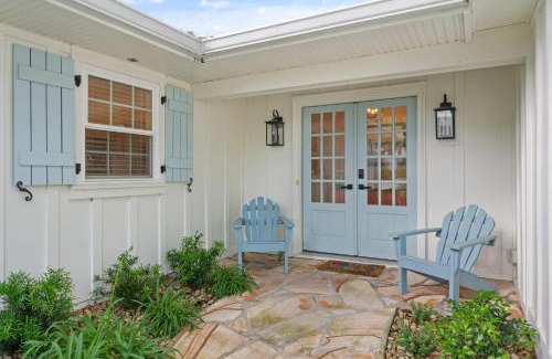 East Beach House | The Blue Door Cottage - 4310 Fourth Street