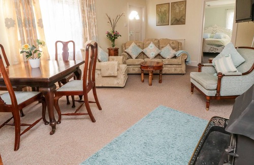 Ebford House | THE BLUE HOUSE AT MAGNOLIA LAKE, character holiday cottage in Dawlish