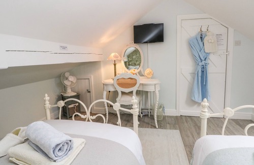 Malpas Cottage | THE BLUE HOUSE, family friendly, character holiday cottage in Malpas