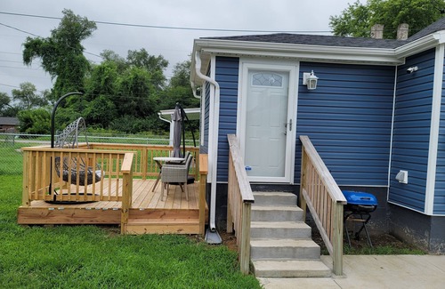 East St. Louis House | The Blue House near Frank Holten State Park/Golf/Lighthouse Restaurant