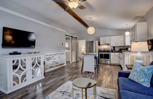 Wilmington Historic District Cottage | The "Blue Moon" Cottage, Downtown Wilmington! 9 blocks to Historic Riverfront!