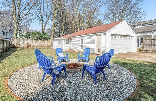 Macatawa Cottage | The Blue Sail *Updated Cottage just off the shores of Lake Mac and the Big Lake.