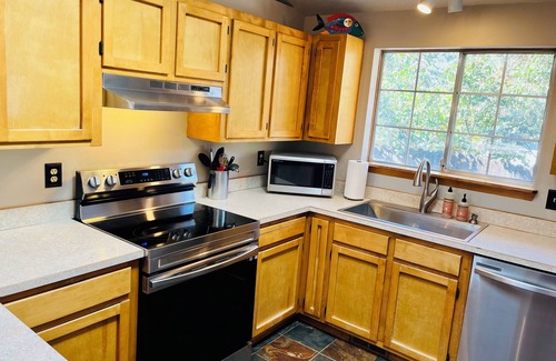 Mountain View District House | The Blue Spruce - bright, clean 2-bedroom home