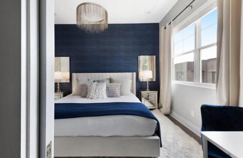 Katie Hill Neighborhood House | The Bluebell - Rooftop Lounge with Hot Tub