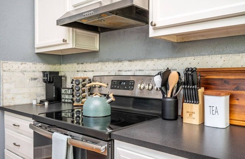 Sylvan Hills House | The Bluebird-Minutes from Everything Atlanta!
