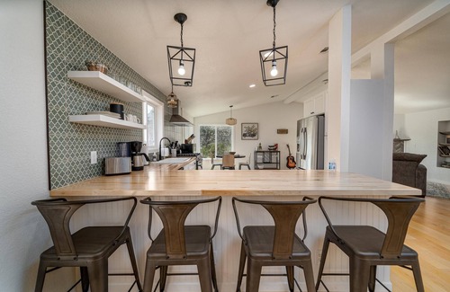 Palisade House | "The Bluff House-Privacy with spectacular views"