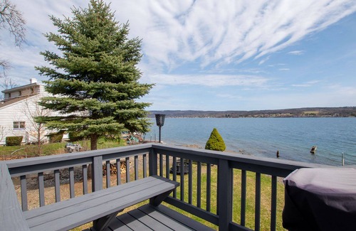 Valois House | The Bluffs Bayou: "Keuka Lake - Easy Living!"