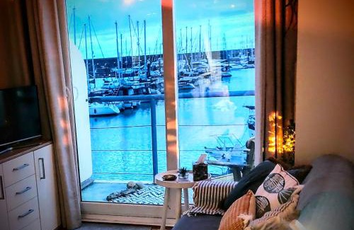 Seafront Apartment | The Boat View - Sea View - Tiny home Brighton Marina