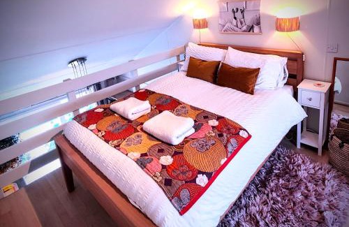 Seafront Apartment | The Boat View - Sea View - Tiny home Brighton Marina