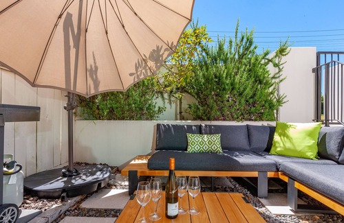 Taupo Cottage | THE BOATHOUSE - TAUPO HOLIDAY APARTMENT, with pool in Two Mile Bay