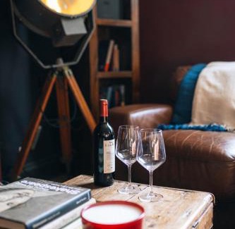 City Centre Apartment | The Bolt Hole - Stratford Upon Avon - Central - Free Offstreet Parking