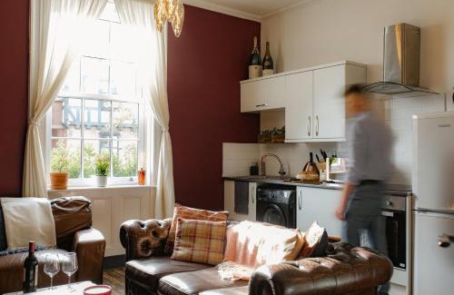 City Centre Apartment | The Bolt Hole - Stratford Upon Avon - Central - Free Offstreet Parking