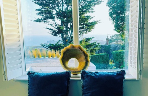 Hythe House | The Bolt Hole Hythe panoramic sea views, parking, garden, 5 min to eurotunnel