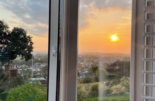 Hythe House | The Bolt Hole Hythe panoramic sea views, parking, garden, 5 min to eurotunnel