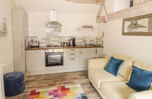 Tiddington House | THE BOLT HOLE, luxury holiday cottage, with a garden in Tiddington