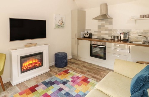 Tiddington House | THE BOLT HOLE, luxury holiday cottage, with a garden in Tiddington