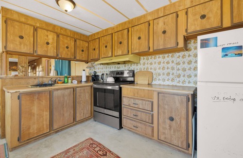 Bombay Beach House | The Bombay Beach Institute: Surreal 3BR Art House by the Salton Sea, WiFi & A/C