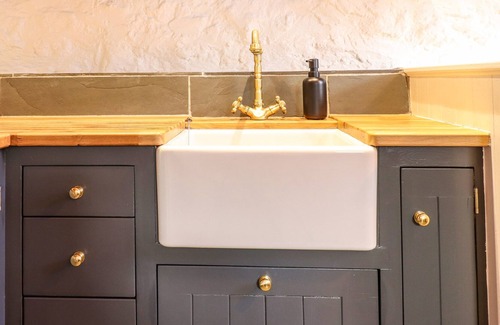 Chagford Cottage | THE BOOT ROOM, pet friendly, character holiday cottage in Chagford