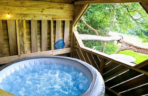 Kilgetty Apartment | The Bothy near Tenby, Big Projector Screen, Four-poster bed, on-site HOT TUB access via Spa Pack