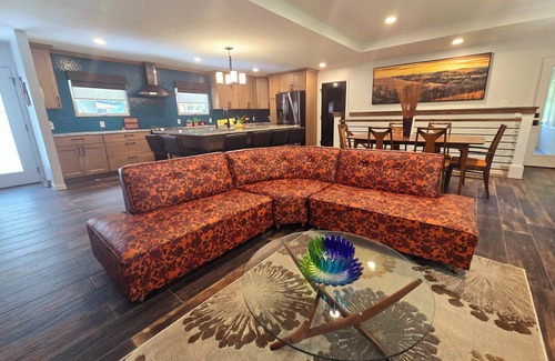 Manhattan House | The Bradley House - Beautiful & Spacious Home - Near Campus & Stadium