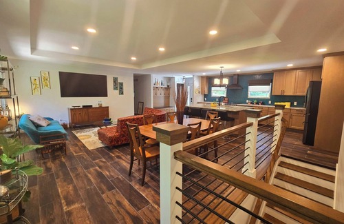 Manhattan House | The Bradley House - Beautiful & Spacious Home - Near Campus & Stadium