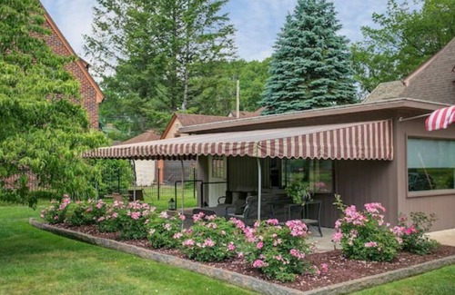 Jamestown Bed & Breakfast | The Brandywine Room at The Oakes Hotel-King Bed