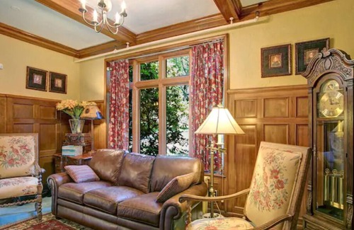 Jamestown Bed & Breakfast | The Brandywine Room at The Oakes Hotel-King Bed
