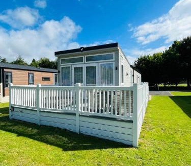Allerthorpe House | The Braunston Lodge with Hot Tub