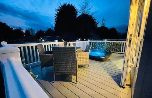 Allerthorpe House | The Braunston Lodge with Hot Tub