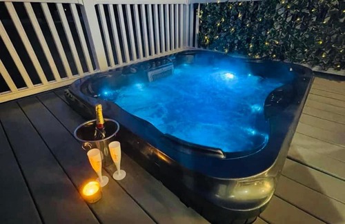 Allerthorpe House | The Braunston Lodge with Hot Tub