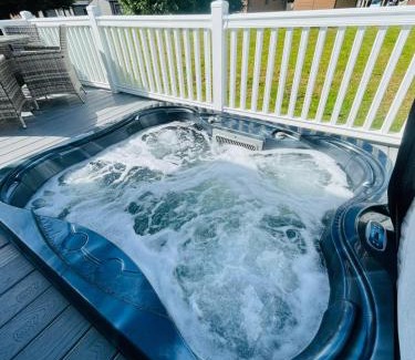 Allerthorpe House | The Braunston Lodge with Hot Tub