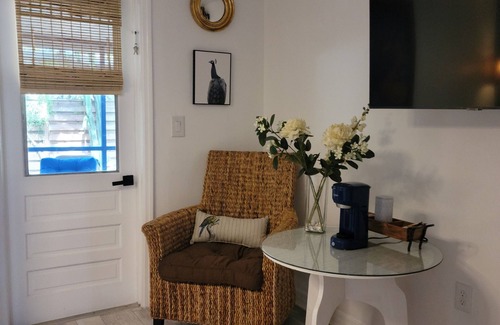 Gulf Gate Estates House | The Bray Escape. 4.7 Miles to Siesta Key