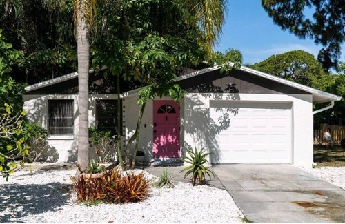 Gulf Gate Estates House | The Bray Escape. 4.7 Miles to Siesta Key