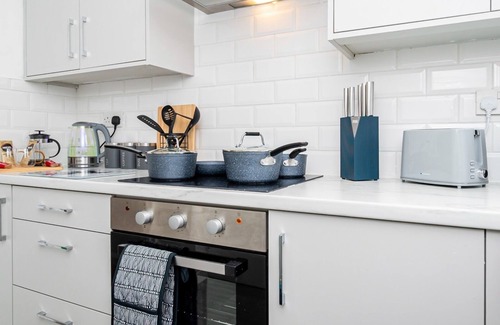 Bloxwich House | The Brays House for families, contractors and professionals, Birmingham