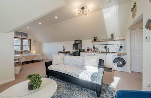 Brewers Hill House | The Brewer 1BD Loft Downtown MKE Free WI-FI!