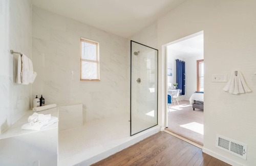 Brewers Hill House | The Brewer 1BD Loft Downtown MKE Free WI-FI!
