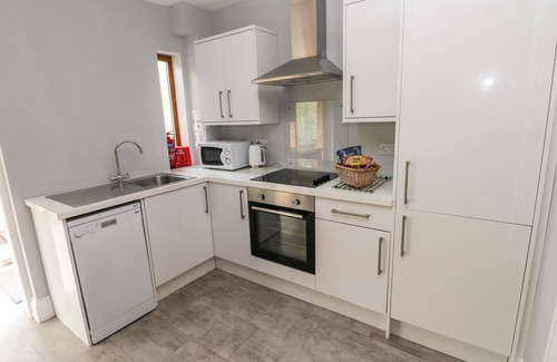 Wiseman's Bridge Cottage | THE BRIARS, country holiday cottage, with hot tub in Stepaside