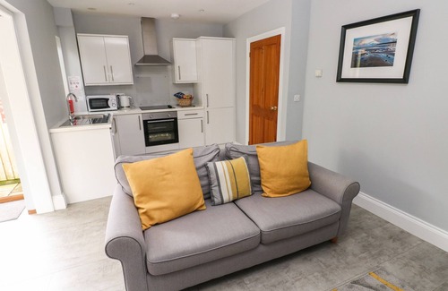 Wiseman's Bridge Cottage | THE BRIARS, country holiday cottage, with hot tub in Stepaside