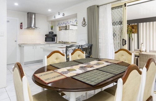 Banksia Beach Apartment | The Bribie Island Beachcomber