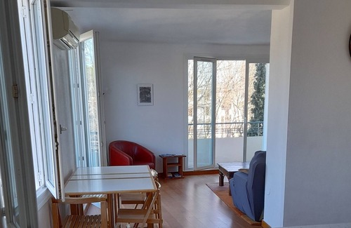 Les Arceaux Apartment | The bright - 2 bedroom air-conditioned apartment
