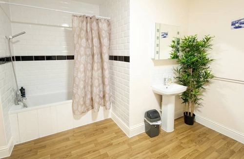 Bristol City Centre Apartment | The Broadmead Forest - Spacious City Centre 3BDR Apartment