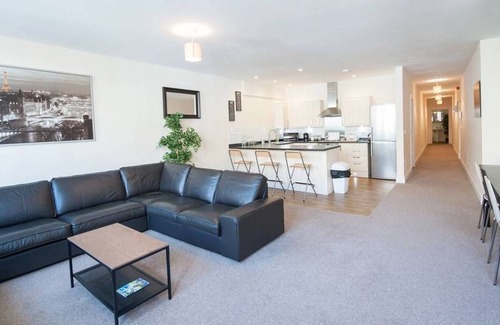 Bristol City Centre Apartment | The Broadmead Forest - Spacious City Centre 3BDR Apartment