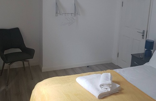 Leicester House | The Broadway Rooms with parking and restaurant, close to National Space Centre