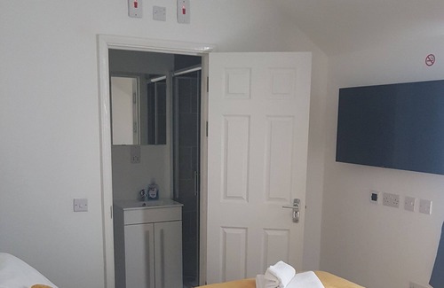Leicester House | The Broadway Rooms with parking and restaurant, close to National Space Centre