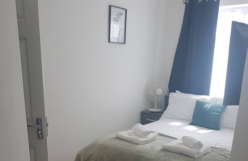 Leicester House | The Broadway Rooms with parking and restaurant, close to National Space Centre