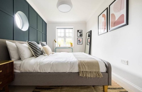 Herne Hill Apartment | The Brockwell Park Escape - Bright 2BDR Flat with Parking