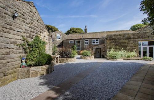 Hebden Bridge House | The Bronte Moor Retreat - 3 Bed, Pet Friendly Cottage - Stunning Views - Hot Tub